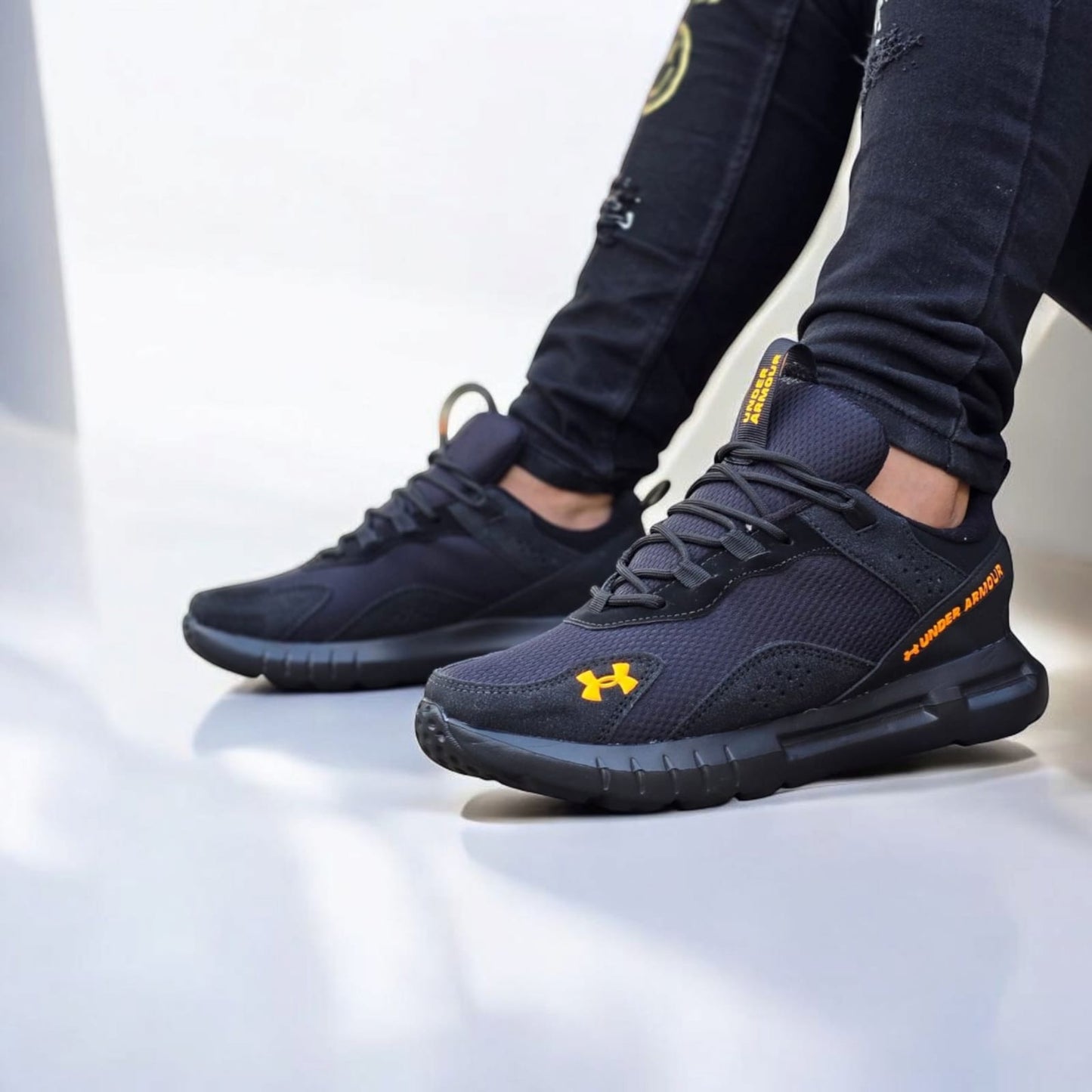 Zapatos Under Armour +¡Regalo de 3 Pares de Medias Gratis!